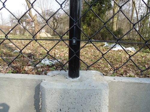 jak naciągnąć siatkę ogrodzeniową, ogrodzenie z siatki na podmurówce betonowej